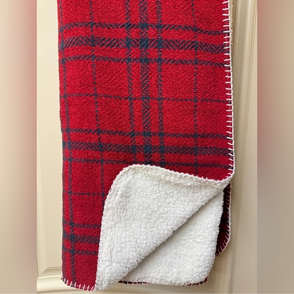 🚨MAKE AN OFFER🚨 Aspen Home Plaid Decorative Throw Blanket - Picture 4 of 4